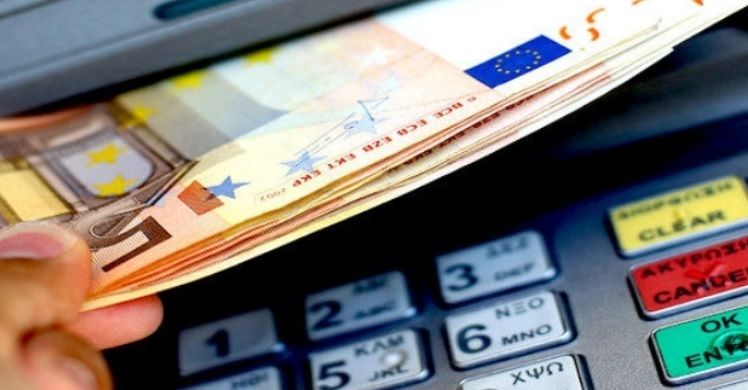 Posso versare 10.000 euro in contanti in banca